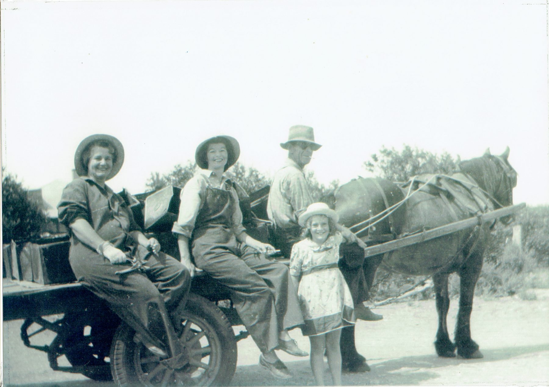 Alma Buck, Irene Wilksch (nee Salter) and daughter Fay & Frank Salter